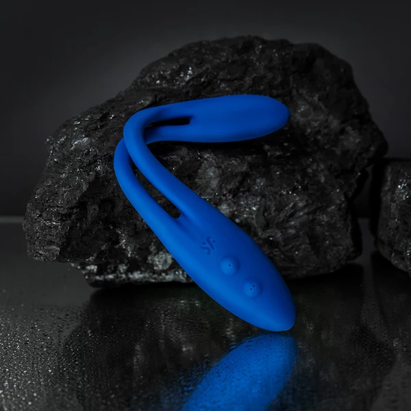 Satisfyer Elastic Game Multi Vibrator (Dark Blue)  - Flexibilný vibrátor pre ňu alebo pary, modrý