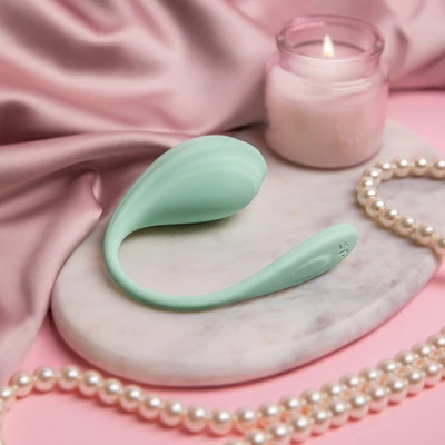 Satisfyer Smooth Petal - Vibrujúce vajíčko ovládané aplikáciou, zelené